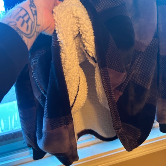 White River Oversized Hoodie 🥶 - Picture 3 of 4